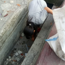 Membersihkan Selokan