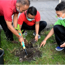 Penanaman pohon dan penuangan eco enzyme bersama di lingkungan Tegal Harum, diharapkan lingkungan semakin hijau dan udara semakin segar.