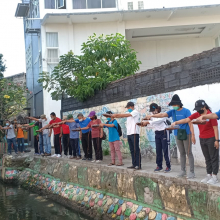 Penuangan Eco Enzym ke Sungai Lange yang berada di Lingkungan Tegal Harum Denpasar